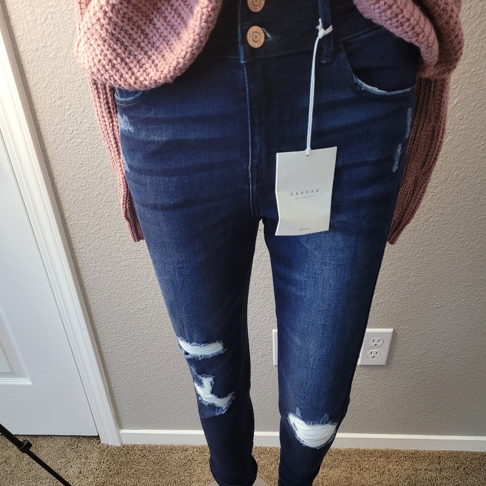 2 button distressed skinny jeans